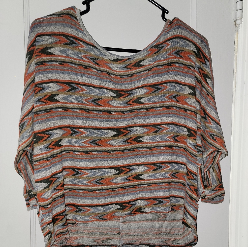 Geo shirt. 3/4 sleeve